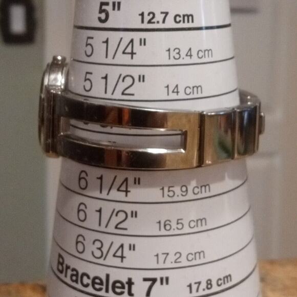 Seiko Silver Tone V700-6L20 Analog Quartz Women's Watch Needs Battery Small - Picture 5 of 6